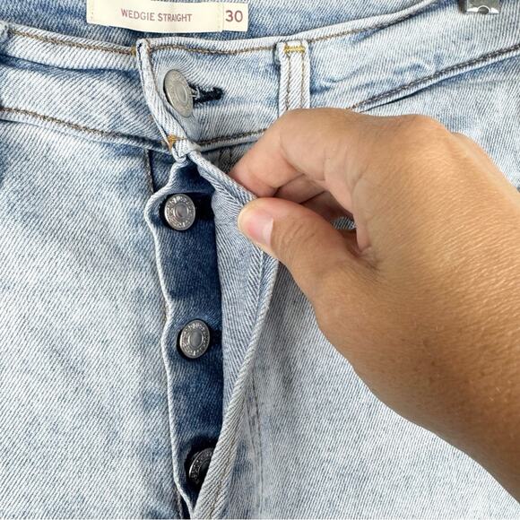 Levi's Women's Wedgie Straight Fit Distressed Knee Jeans Light Wash Size 30 - Picture 7 of 15
